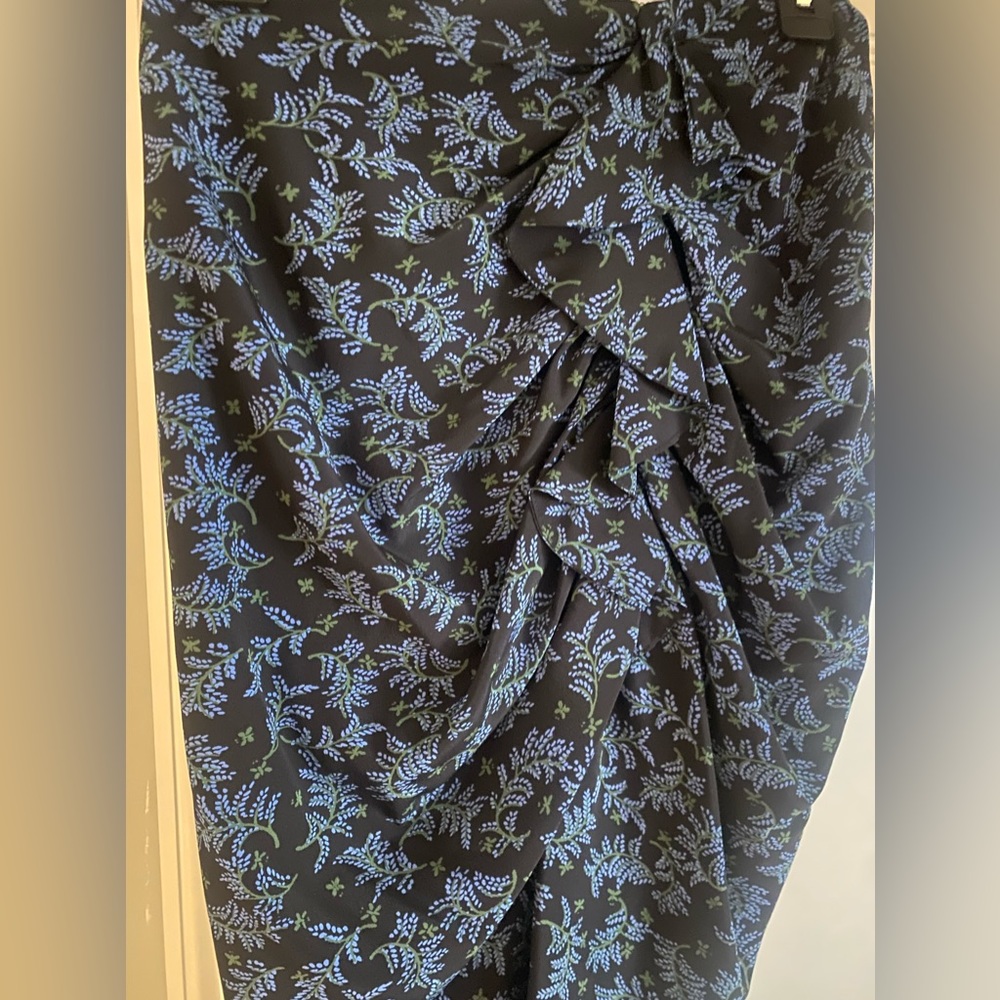 ✨Veronica Beard Floral ruched silk skirt✨